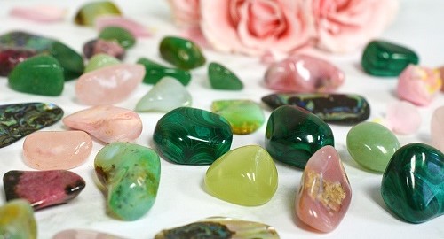 Stenar och kristaller för kärlek, vänskap och harmoni i relationer
