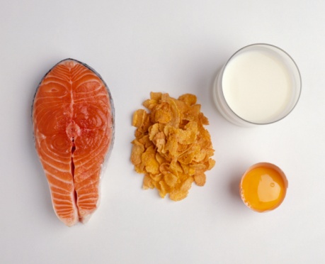 D vitamin finns i mjölk och i olika fisksorter, bland annat lax