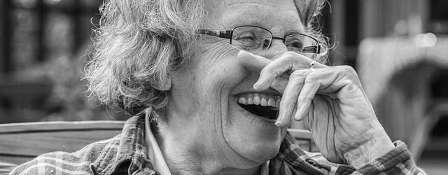 Optimistiska kvinnor lever längre liv, blir oftare över 90 år