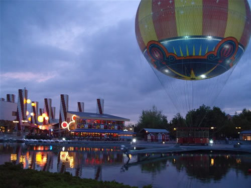 Disney Village med luftballong
