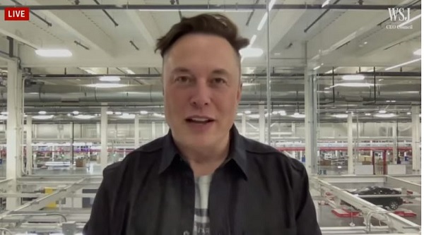 Tesla bygger en AI humanoid robot som heter Optimus, säger Elon Musk