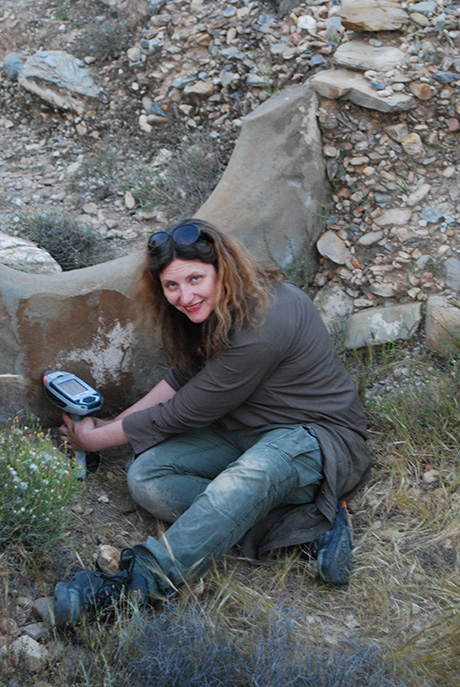 Bettina Schulz Paulsson vid en megalitgrav i Los Millares.