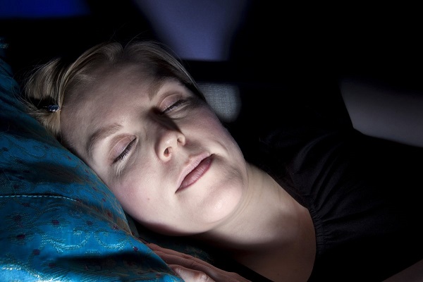 Sömn i mörka rum är bättre för kvinnors vikt enligt stor amerikansk studie.