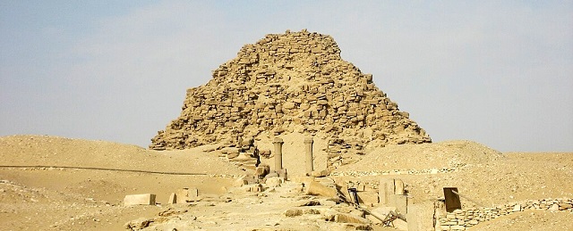Dolda kammare har upptäckts i sönderfallande pyramid